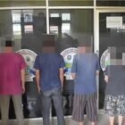 Petugas Satpol PP-WH Aceh melakukan pendataan terhadap pengelola dan pelanggan warung yang kedapatan beroperasi pada siang hari saat operasi penertiban Ramadhan di kawasan Kuta Alam, Banda Aceh, Rabu (25/2/2026).