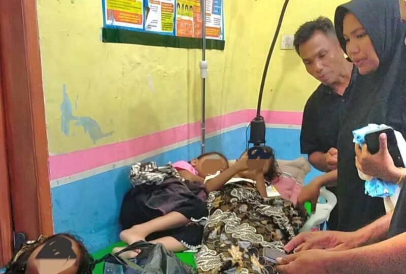 Petugas kesehatan menangani murid SD dan TK yang diduga mengalami keracunan makanan setelah mengonsumsi paket Makan Bergizi Gratis di Kecamatan Simpang Mamplam, Kabupaten Bireuen, Kamis (26/2/2026) malam.