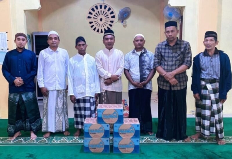 Rombongan Safari Ramadhan Gampong Batee Shok bersama anggota DPRK Sabang saat mengunjungi salah satu jurong guna mempererat silaturahmi dan menyerahkan tali asih untuk mendukung kegiatan ibadah Ramadhan 1447 H.(27/2/2026).