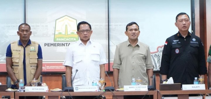 Ketua DPRA, Zulfadhli, mendampingi Mendagri Tito Karnavian dalam rapat koordinasi percepatan pemulihan pascabencana banjir dan tanah longsor di Aceh, Sabtu 10/1/2026.