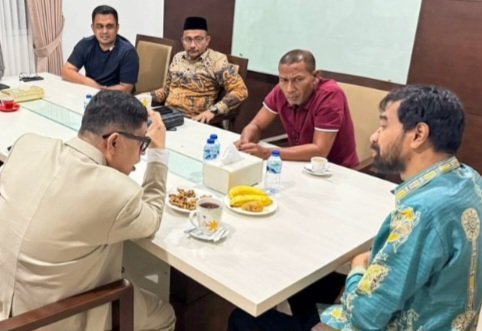 Ketua DPRA, Zulfadhli, dan Gubernur Aceh, Mualem, bertemu Ketua Baleg DPR RI, Bob Hasan, untuk membahas isu strategis Aceh, termasuk percepatan pembangunan dan otonomi khusus, Kamis 15/1/2026.