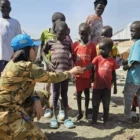 Kapten Cpm (K) Eka Merya Shinta saat bertugas dalam misi UNISFA di Abyei. Atas dedikasinya memimpin koordinasi sipil-militer dan berbagai aksi kemanusiaan, ia dianugerahi penghargaan Outstanding Performance oleh PBB. (Foto: Dok. Puspomad)