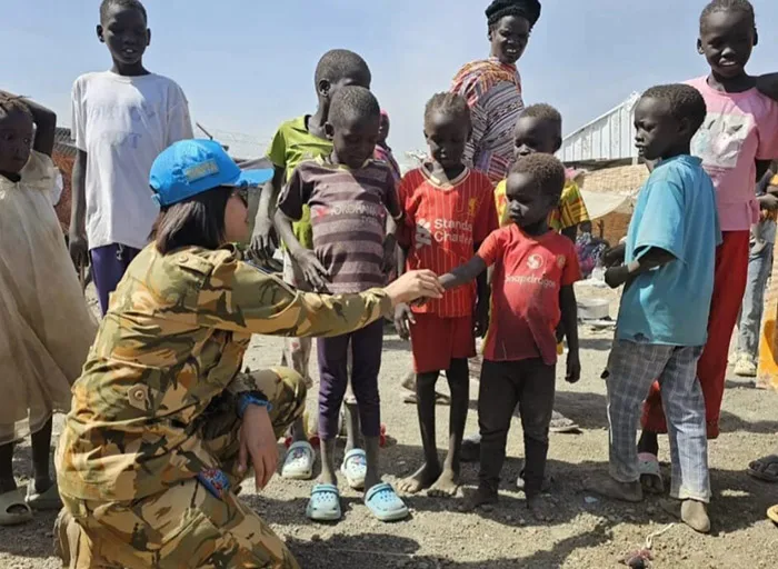 Kapten Cpm (K) Eka Merya Shinta saat bertugas dalam misi UNISFA di Abyei. Atas dedikasinya memimpin koordinasi sipil-militer dan berbagai aksi kemanusiaan, ia dianugerahi penghargaan Outstanding Performance oleh PBB. (Foto: Dok. Puspomad)
