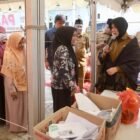 Wali Kota Banda Aceh, Illiza Saaduddin Djamal, meninjau langsung pelaksanaan Pasar Murah di Gampong Jeulingke, memastikan harga kebutuhan pokok tetap terjangkau jelang Idul Fitri 1447 H.(3/3/2026)