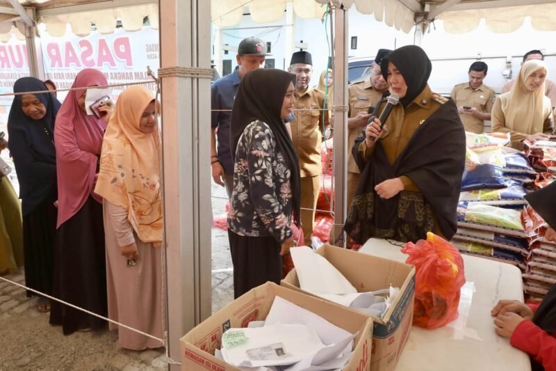 Wali Kota Banda Aceh, Illiza Saaduddin Djamal, meninjau langsung pelaksanaan Pasar Murah di Gampong Jeulingke, memastikan harga kebutuhan pokok tetap terjangkau jelang Idul Fitri 1447 H.(3/3/2026)