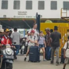 Sejumlah penumpang turun dari kapal feri KMP BRR saat tiba di Pelabuhan Ulee Lheue, Banda Aceh, Sabtu (28/3/2026). Memasuki H+7 Idul Fitri 1447 H, pelabuhan mengalami lonjakan penumpang yang didominasi oleh arus balik pemudik dan wisatawan yang hendak berlibur ke Kota Sabang.