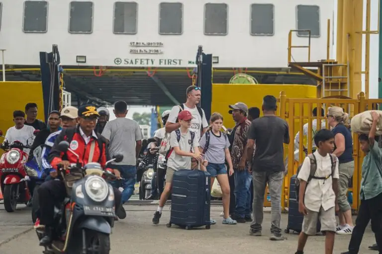 Sejumlah penumpang turun dari kapal feri KMP BRR saat tiba di Pelabuhan Ulee Lheue, Banda Aceh, Sabtu (28/3/2026). Memasuki H+7 Idul Fitri 1447 H, pelabuhan mengalami lonjakan penumpang yang didominasi oleh arus balik pemudik dan wisatawan yang hendak berlibur ke Kota Sabang.