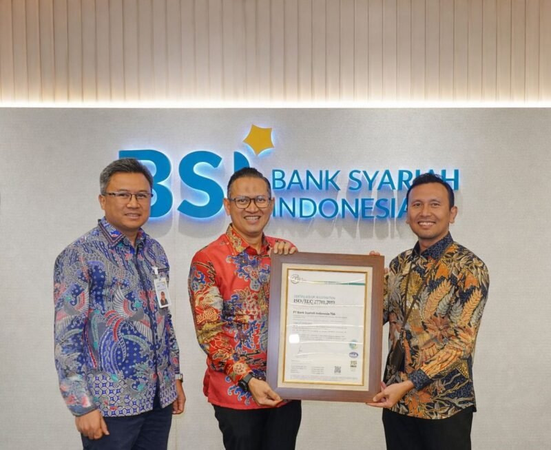 Direktur Compliance & Human Capital BSI, Arief Adhi Sanjaya (tengah), saat menerima sertifikasi ISO 27701:2019.