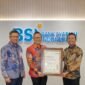 Direktur Compliance & Human Capital BSI, Arief Adhi Sanjaya (tengah), saat menerima sertifikasi ISO 27701:2019. 
