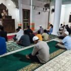 Kapolsek Suka Makmur AKP Safriadi bersama jajaran melaksanakan Safari Ramadhan dan menyampaikan pesan kamtibmas kepada jamaah di Masjid Kemukiman Sungai Limpah, Kecamatan Suka Makmur, Aceh Besar.(28/2/2026).