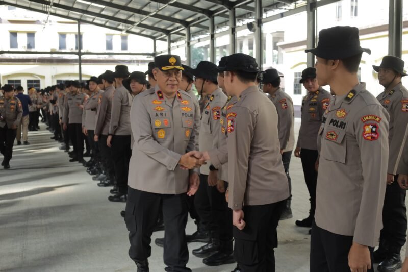 Wakapolda Aceh Brigjen Pol. Ari Wahyu Widodo memimpin apel pelepasan 249 mahasiswa STIK Lemdiklat Polri Angkatan ke-83/WPS usai menuntaskan program Pengabdian Masyarakat (Dianmas) di sejumlah wilayah terdampak bencana di Aceh, Minggu (1/3/2026).