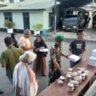 Personel Kodim 0101/KBA membagikan takjil kepada masyarakat dan pengguna jalan di Mushalla Al Fattah, Kecamatan Baiturrahman, Banda Aceh, Sabtu (28/2/2026), sebagai wujud kepedulian sosial di bulan Ramadan.