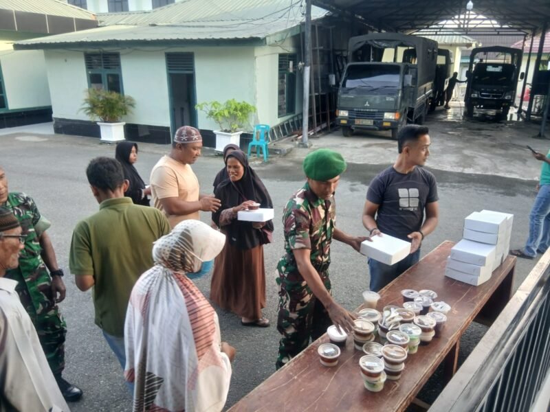 Personel Kodim 0101/KBA membagikan takjil kepada masyarakat dan pengguna jalan di Mushalla Al Fattah, Kecamatan Baiturrahman, Banda Aceh, Sabtu (28/2/2026), sebagai wujud kepedulian sosial di bulan Ramadan.