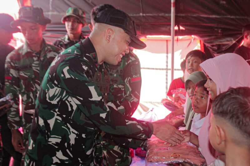 Personel Satgas Gulbencal Yonzipur 5/ABW menyerahkan bantuan perlengkapan sekolah kepada siswa terdampak bencana di Aceh Utara sebagai bentuk kepedulian TNI terhadap dunia pendidikan dan pemulihan pascabencana.(28/2/2026)