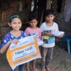 Relawan Lazismu Aceh Utara menyalurkan ratusan paket takjil kepada warga penyintas banjir di Kecamatan Sawang, Kabupaten Aceh Utara, sebagai bentuk kepedulian dan dukungan pemulihan pascabencana selama Ramadhan 1447 H. Ketua Lazismu Aceh Utara, Azkia Algifari, menyebut bantuan tersebut berasal dari donasi masyarakat untuk meringankan beban para penyintas.(1/3/2026).