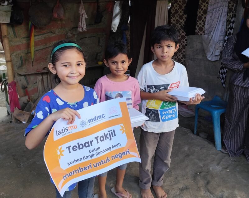 Relawan Lazismu Aceh Utara menyalurkan ratusan paket takjil kepada warga penyintas banjir di Kecamatan Sawang, Kabupaten Aceh Utara, sebagai bentuk kepedulian dan dukungan pemulihan pascabencana selama Ramadhan 1447 H. Ketua Lazismu Aceh Utara, Azkia Algifari, menyebut bantuan tersebut berasal dari donasi masyarakat untuk meringankan beban para penyintas.(1/3/2026).