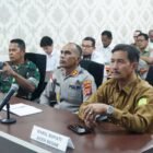 Wakil Bupati Aceh Besar Drs. Syukri dan Forkopimda mengikuti Rapat Koordinasi (Rakor) Lintas Sektoral dalam rangka kesiapan Operasi Ketupat dan Idul Fitri tahun 1447 H melalui zoom meetingdi Aula Satya Maprabu Mapolres Aceh Besar, Kota Jantho, Senin (2/3/2026).FOTO/ MC ACEH BESAR