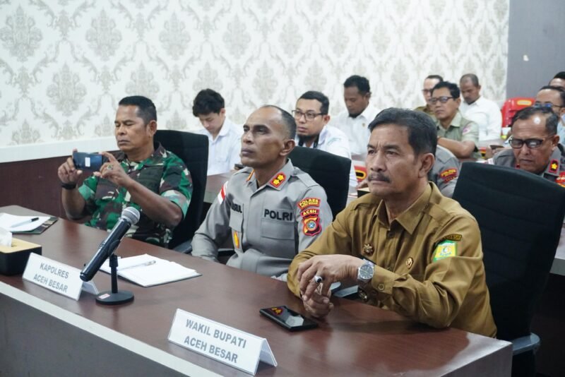 Wakil Bupati Aceh Besar Drs. Syukri dan Forkopimda mengikuti Rapat Koordinasi (Rakor) Lintas Sektoral dalam rangka kesiapan Operasi Ketupat dan Idul Fitri tahun 1447 H melalui zoom meetingdi Aula Satya Maprabu Mapolres Aceh Besar, Kota Jantho, Senin (2/3/2026).FOTO/ MC ACEH BESAR