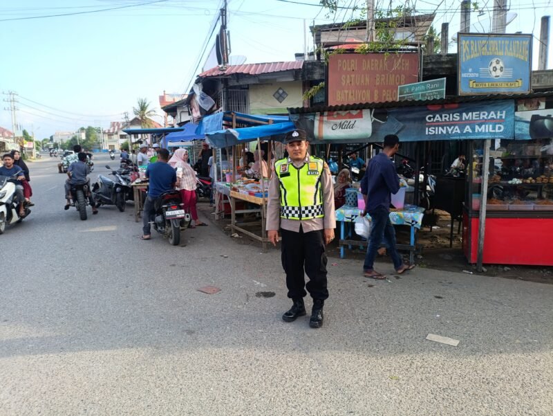 Personel Polsek Muara Dua mengatur arus lalu lintas di kawasan pusat penjualan takjil Kecamatan Muara Dua, Kota Lhokseumawe, guna menjaga kelancaran dan keamanan masyarakat menjelang waktu berbuka puasa.(1/3/2026)