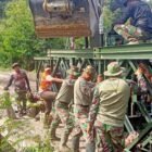 Personel TNI bersama masyarakat mengerjakan pembangunan Jembatan Bailey di Desa Lukup Sabun Barat, Kecamatan Kute Panang, Kabupaten Aceh Tengah, yang hingga kini progresnya telah mencapai 20 persen.