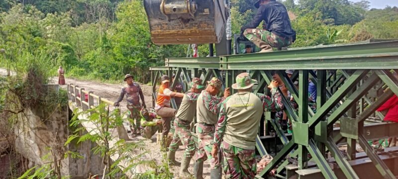 Personel TNI bersama masyarakat mengerjakan pembangunan Jembatan Bailey di Desa Lukup Sabun Barat, Kecamatan Kute Panang, Kabupaten Aceh Tengah, yang hingga kini progresnya telah mencapai 20 persen.