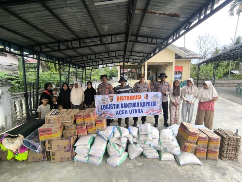 Personel Polsubsektor Lapang menyerahkan bantuan logistik secara door to door kepada warga terdampak banjir di Kecamatan Lapang, Kabupaten Aceh Utara, Senin (2/3/2026), sebagai bentuk kepedulian Polri di bulan suci Ramadhan.