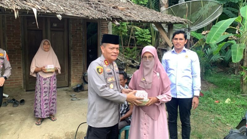 Personel Polres Aceh Utara dipimpin Kapolres AKBP Trie Aprianto membagikan takjil secara door to door kepada warga Gampong Alue Tingkeum, Kecamatan Lhoksukon, sebagai bentuk kepedulian dan upaya mempererat silaturahmi dengan masyarakat di bulan suci Ramadhan.(2/3/2026).