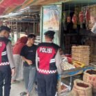 Personel Sat Samapta Polres Lhokseumawe berdialog dengan pedagang saat menggelar Patroli Kota Presisi di Pasar Kota Lhokseumawe guna memastikan situasi tetap aman dan kondusif.(2/3/2026)
