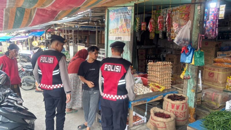 Personel Sat Samapta Polres Lhokseumawe berdialog dengan pedagang saat menggelar Patroli Kota Presisi di Pasar Kota Lhokseumawe guna memastikan situasi tetap aman dan kondusif.(2/3/2026)