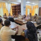 Plt Kadiskominfo Kabupaten Aceh Besar, Muhajir, SSTP, MPA didampingi Sekdis Kominfo Aceh Besar Khairul Huda SKom MM langsung melakukan silaturahmi dan tatap muka bersama jajaran ASN, PPPK dan PPPK paruh waktu lingkungan Kominfo Aceh Besar, di Ruang Rapat Dinas Kominfo Aceh Besar, Kota Jantho, Selasa (2/3/2026). FOTO/ MC ACEH BESAR