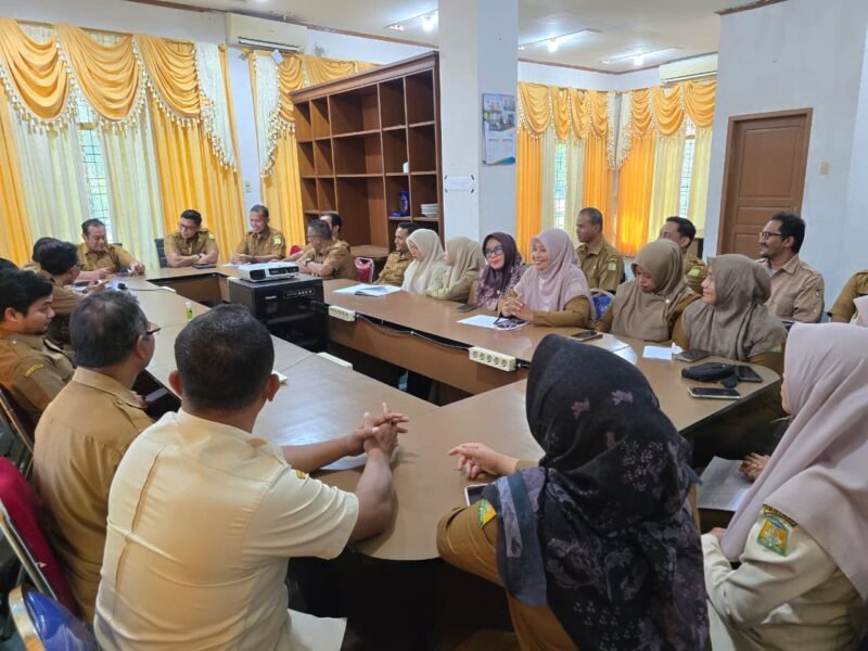 Plt Kadiskominfo Kabupaten Aceh Besar, Muhajir, SSTP, MPA didampingi Sekdis Kominfo Aceh Besar Khairul Huda SKom MM langsung melakukan silaturahmi dan tatap muka bersama jajaran ASN, PPPK dan PPPK paruh waktu lingkungan Kominfo Aceh Besar, di Ruang Rapat Dinas Kominfo Aceh Besar, Kota Jantho, Selasa (2/3/2026). FOTO/ MC ACEH BESAR