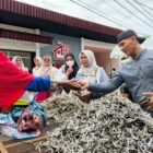 Masyarakat Kecamatan Leupung, Aceh Besar, memadati kawasan Koperasi Desa Kelurahan Merah Putih (KDKMP) untuk mengikuti berbagai kegiatan sosial dan ekonomi, Senin (2/3/2026).