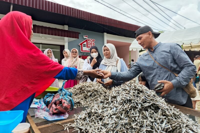 Masyarakat Kecamatan Leupung, Aceh Besar, memadati kawasan Koperasi Desa Kelurahan Merah Putih (KDKMP) untuk mengikuti berbagai kegiatan sosial dan ekonomi, Senin (2/3/2026).