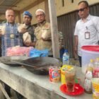 Petugas Satpol PP dan WH Aceh Besar memperlihatkan barang bukti yang terjaring pada penggrebekan pesta makan siang di bulan Ramadhan, di Pasar Induk Lambaro, Kecamatan Ingin Jaya, Kabupaten Aceh Besar, Senin (2/3/2026). FOTO/ MC ACEH BESAR