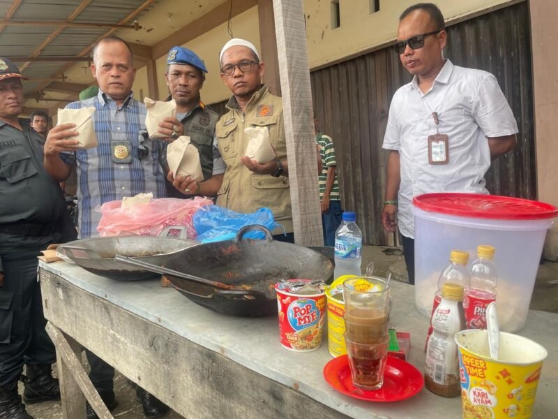 Petugas Satpol PP dan WH Aceh Besar memperlihatkan barang bukti yang terjaring pada penggrebekan pesta makan siang di bulan Ramadhan, di Pasar Induk Lambaro, Kecamatan Ingin Jaya, Kabupaten Aceh Besar, Senin (2/3/2026). FOTO/ MC ACEH BESAR