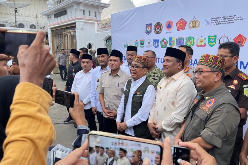 Wakil Gubernur Aceh, Fadhlullah, SE bersama Bupati Bireuen Mukhlis dan Menteri Koordinator Bidang Pembangunan Manusia dan Kebudayaan Pratikno, saat menyerahkan bantuan stimulan rumah rusak ringan dan sedang tahap II kepada warga terdampak banjir dan longsor di Pendopo Bupati Bireuen, Selasa (3/3/2026).