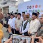 Wakil Gubernur Aceh, Fadhlullah, SE bersama Bupati Bireuen Mukhlis dan Menteri Koordinator Bidang Pembangunan Manusia dan Kebudayaan Pratikno, saat menyerahkan bantuan stimulan rumah rusak ringan dan sedang tahap II kepada warga terdampak banjir dan longsor di Pendopo Bupati Bireuen, Selasa (3/3/2026).