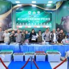 Kadivhumas Polri Irjen Pol. Johnny Eddizon Isir bersama Menteri Kehutanan Raja Juli Antoni dan Kapolda Riau Irjen Pol. Herry Heryawan saat konferensi pers pengungkapan jaringan perburuan gajah Sumatera lintas provinsi di