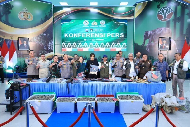 Kadivhumas Polri Irjen Pol. Johnny Eddizon Isir bersama Menteri Kehutanan Raja Juli Antoni dan Kapolda Riau Irjen Pol. Herry Heryawan saat konferensi pers pengungkapan jaringan perburuan gajah Sumatera lintas provinsi di