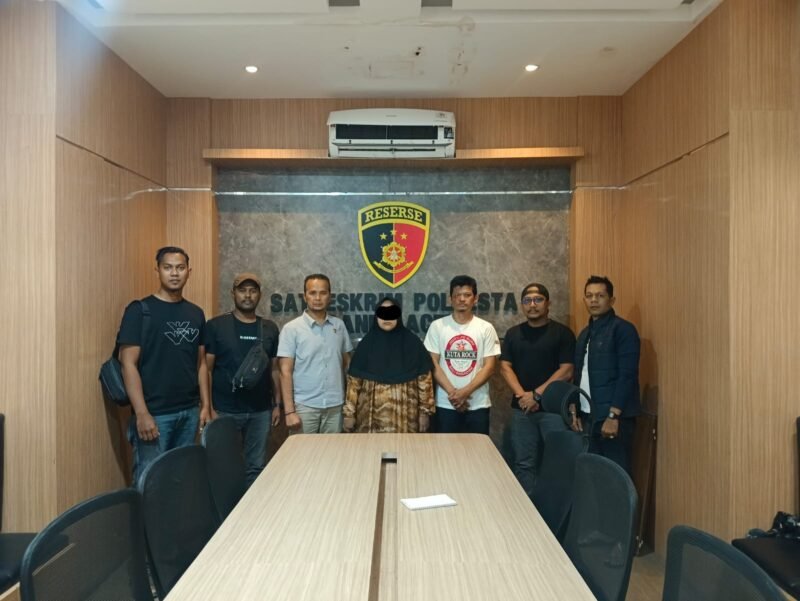 Personel Opsnal Unit VI Satreskrim Polresta Banda Aceh mengamankan tersangka NUR (34), seorang ibu rumah tangga asal Montasik, yang diduga menggelapkan mobil rental milik warga Darussalam. Tersangka ditangkap di kawasan Lambhuk, Banda Aceh, Selasa (3/3/2026).