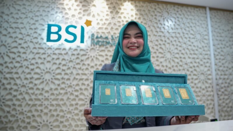 Aktivitas layanan emas di Bank Syariah Indonesia (BSI) seiring lonjakan harga emas yang menembus Rp3,1 juta per gram, Rabu (4/3/2026). BSI memastikan stok emas tetap aman untuk memenuhi kebutuhan nasabah.