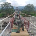 Personel Kodim 0108/Aceh Tenggara bersama warga melakukan percepatan penyelesaian perbaikan jembatan gantung penghubung Kecamatan Darul Hasanah dan Badar, yang kini telah mencapai progres 96 persen.(3/3/2026).