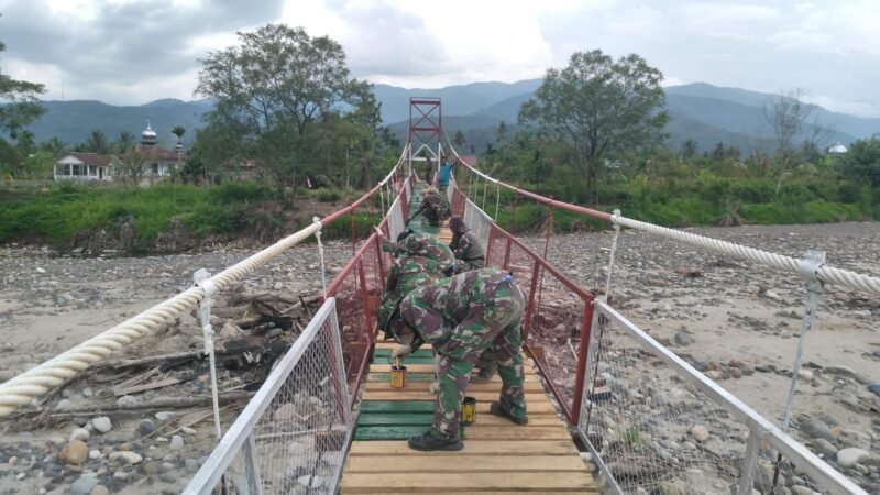 Personel Kodim 0108/Aceh Tenggara bersama warga melakukan percepatan penyelesaian perbaikan jembatan gantung penghubung Kecamatan Darul Hasanah dan Badar, yang kini telah mencapai progres 96 persen.(3/3/2026).