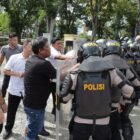 Personel Polres Aceh Besar mempraktikkan simulasi pengamanan dalam kegiatan Sispam Mako di halaman Mapolres, Rabu (04/03/2026), sebagai upaya meningkatkan kesiapsiagaan menghadapi potensi gangguan keamanan.