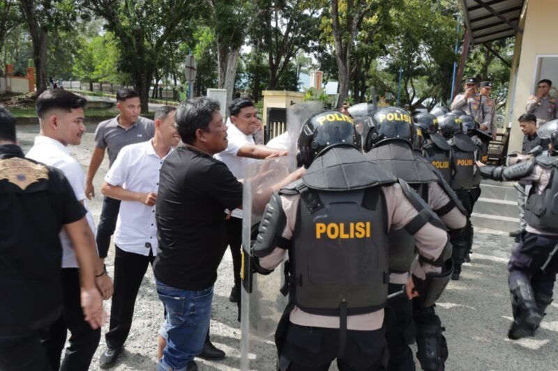 Personel Polres Aceh Besar mempraktikkan simulasi pengamanan dalam kegiatan Sispam Mako di halaman Mapolres, Rabu (04/03/2026), sebagai upaya meningkatkan kesiapsiagaan menghadapi potensi gangguan keamanan.