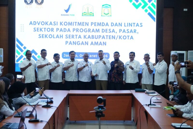 Foto Bersama Forum Advokasi Komitmen Pemda dan Lintas Sektor pada Program Desa, Pasar, Sekolah dan Kabupaten Pangan Aman yang dilaksanakan di Aula Kantor Bupati di Kota Jantho, Rabu (04/03/2026).
FOTO/MC ACEH BESAR