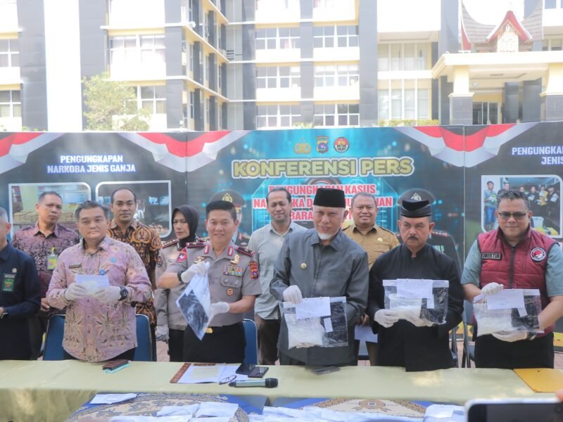 Petugas Polda Sumatera Barat menunjukkan barang bukti sabu seberat 6,4 kilogram yang berhasil diamankan sepanjang Februari 2026 dalam konferensi pers di Mapolda Sumbar, Padang.(3/3/2026).