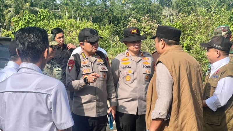 Kapolres Pidie Jaya AKBP Ahmad Faisal Pasaribu mendampingi Satgas PRRP meninjau pembangunan huntara dan infrastruktur terdampak banjir di Kabupaten Pidie Jaya, Rabu (4/3/2026).