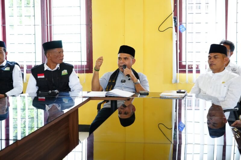 Kepala Dinas Pendidikan Aceh, Murthalamuddin, S.Pd., MSP, saat memberikan arahan dan motivasi kepada jajaran dewan guru SMA Negeri 1 Gunung Meriah, Aceh Singkil, Rabu (04/03/2026).