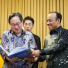 Wakapolri Dedi Prasetyo menyerahkan buku Taste of Nusantara: 80 Bhayangkara Menu for Indonesia’s Free Nutritious Meals Program dalam kegiatan buka puasa bersama Ikatan Sakura Indonesia dan perwakilan Kedutaan Besar Jepang di Jakarta, Rabu (4/3/2026), sebagai bagian dari diplomasi budaya Indonesia di panggung internasional.